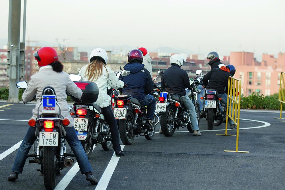 Carnet de moto en Valencia - Autoescuela Universitaria